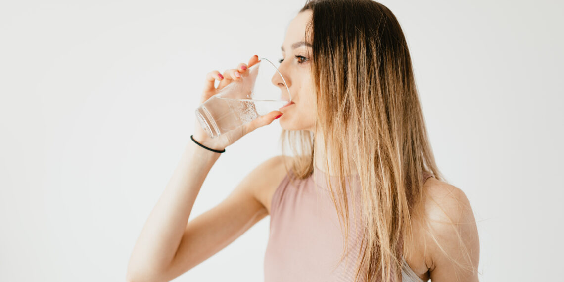 4 Alasan Penting Mengapa Kamu Harus Minum Air Putih dengan Rutin ifmama – Young woman drinking glass of cold pure water